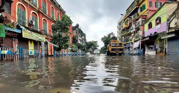 Heavy rains lash Kolkata, waterlogging in several areas
