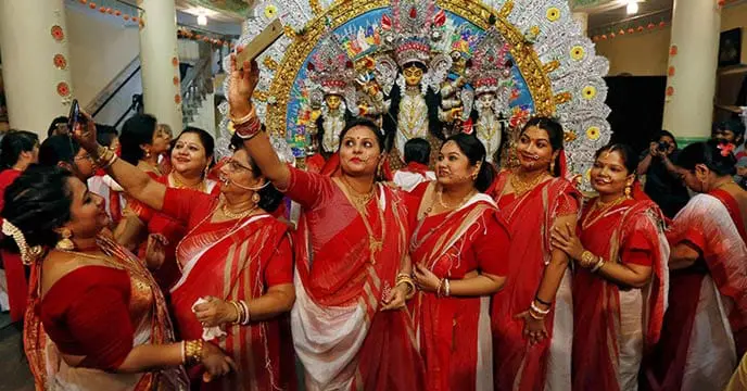 selfie durga puja kolkata