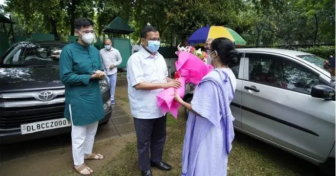 Arvind Kejriwal visits South Avenue to meet Mamata Banerjee