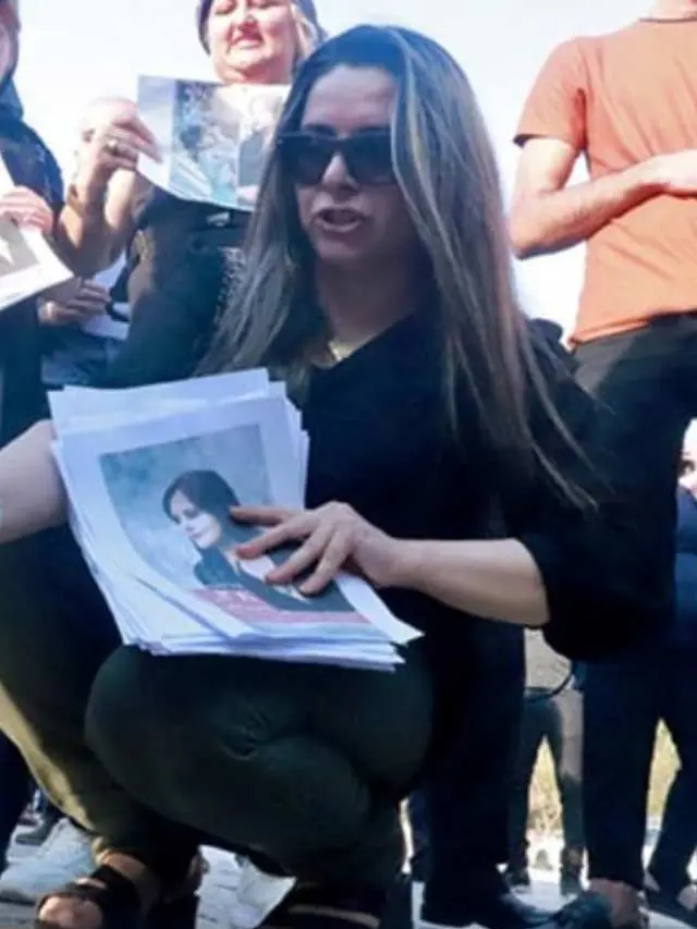 হিজাব চাই না আর…জাতীয় পতাকায় আগুন ইরানি নারীদের