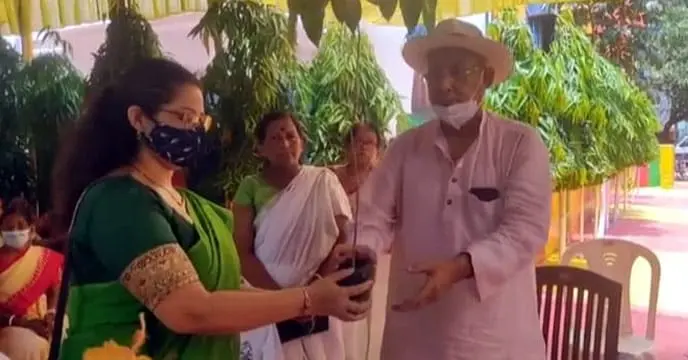 Santa will distribute mask-sanitizer on Christmas due to Corona