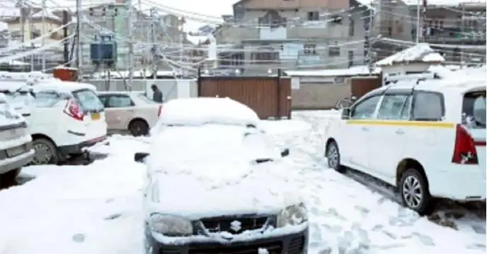 Heavy snowfall in Kashmir