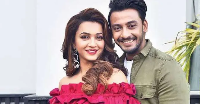 যদিও এর আগে ইডি জানতে পেরেছে নিয়োগ দুর্নীতির কালো টাকা সাদা করার জন্য ফিল্ম দুনিয়াকেই বেছে নেন অভিযুক্তরা৷ সেখানেই বিপুল টাকার বিনিয়োগ করে সাদা করা একটা সহজ উপায়। কুন্তলেরও এই ধরনের ফিল্ম জগতের সঙ্গে যোগ মিলেছিল। বনিকে তলবের পর তা অনেকটাই পরিষ্কার।