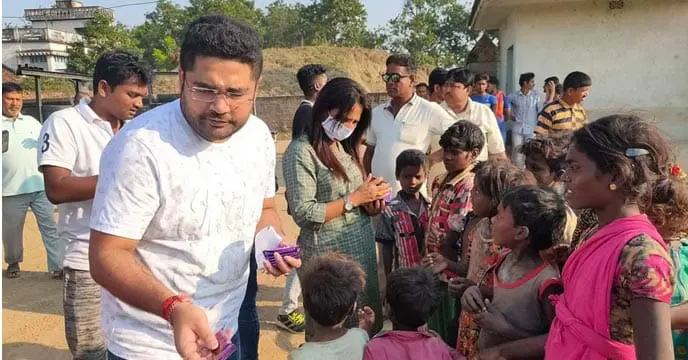 তৃণমূল যুবনেতা কুন্তল ঘোষের সবুজ সঙ্গী সংগঠনের পক্ষ থেকে ত্রিপুরায় মমতা-অভিষেককে স্বাগত জানানোর পোস্টার