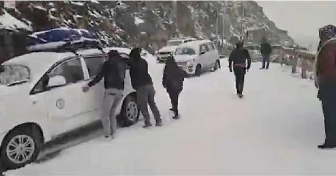 ভারত-চিন সীমান্তের সিকিমের (Sikkim) অংশে প্রবল তুষারপাত পর্যটকদের সাময়িক আনন্দ দিয়েছিল। কিন্তু প্রকৃতির খেয়ালে আপাতত তুষার চাপা পড়েছে আনন্দ।