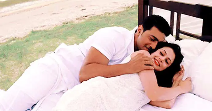 Dev and Koel in a Romantic Scene from Love Story