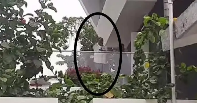 বাইরে তৃণমূল সমর্থকদের ঘন ঘন চিৎকার দাদা দাদা...। দিনভর এমন চিতকার চলেছে। বিধায়ক কৃষ্ণকল্যাণী (MLA Krishnakalyani)এক ঝলক বারান্দায় এক সময় বারান্দা থেকে সমর্থকদের দিকে হাত নাড়েন।