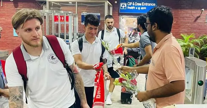 Bangladeshi Football Fans Playfully Tease Mohun Bagan