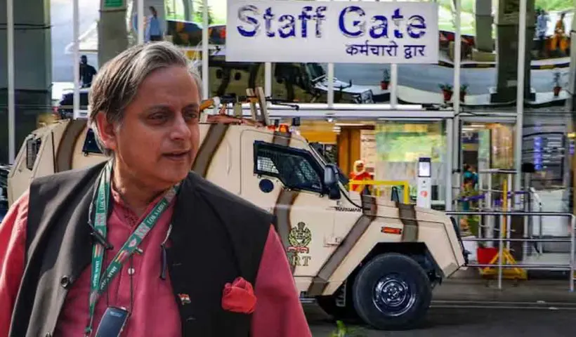 Shashi Tharoor's Assistant Shiv Kumar Caught by Customs at IGI Airport Delhi for Gold Smuggling