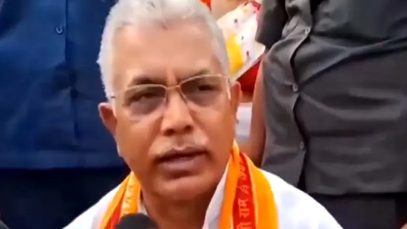 dilip ghosh attacked by tmc in mantshwar burdwan , রণক্ষেত্র মন্তেশ্বর, আক্রান্ত দিলীপ! কনভয়ের সামনে শুয়ে পড়লেন তৃণমূল সমর্থকরা, গাড়ি ভাঙচুর