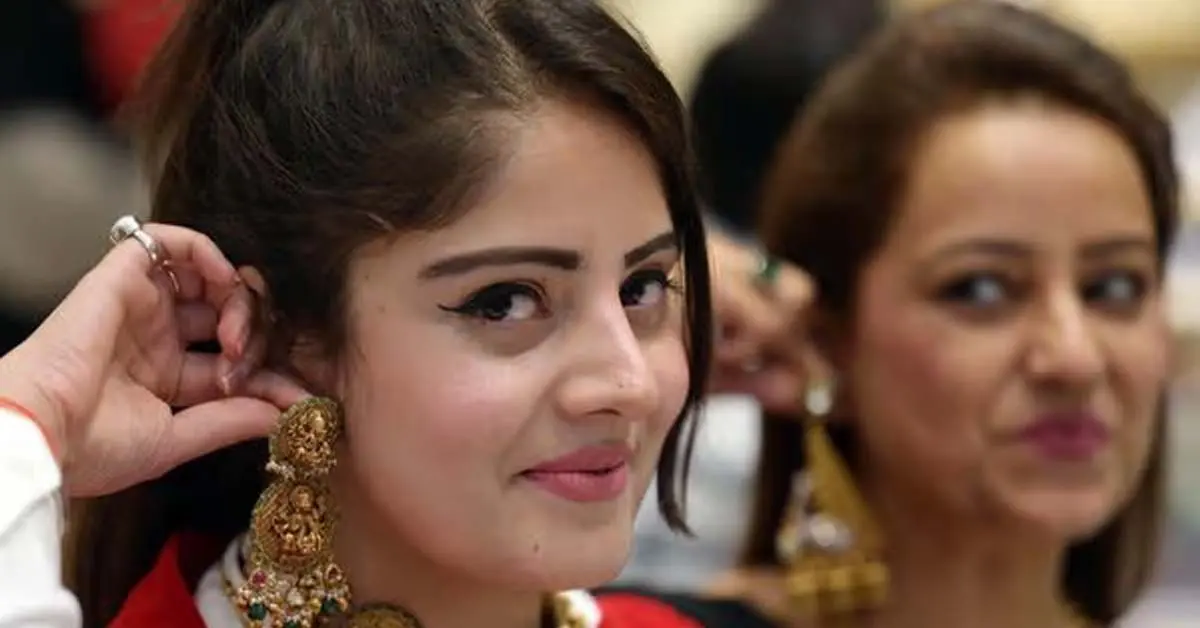 Chart showing fluctuations in gold prices over time