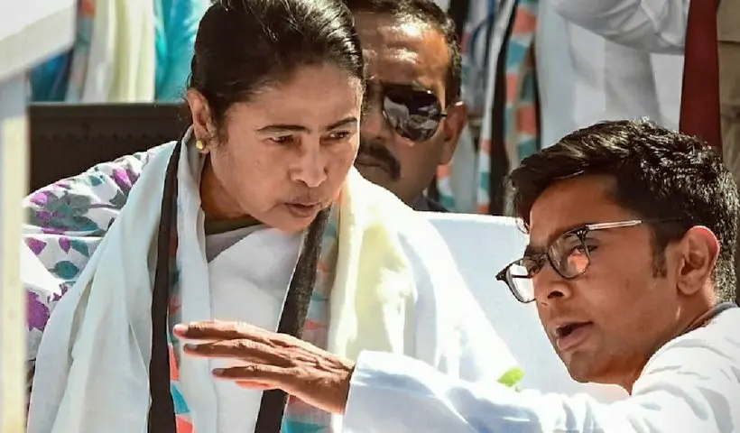 Abhishek Byanerjee arrived at Mamata-s house in Kalighat house as soon as TMC-s big victory assured , মমতার বাড়িতে অভিষেক