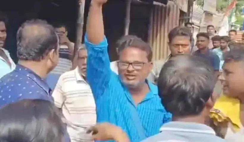মমতার নির্দেশে 'দখলমুক্তি', ছোট ব্যবসায়ীদের উচ্ছেদ রুখে নায়ক বাম কাউন্সিলর