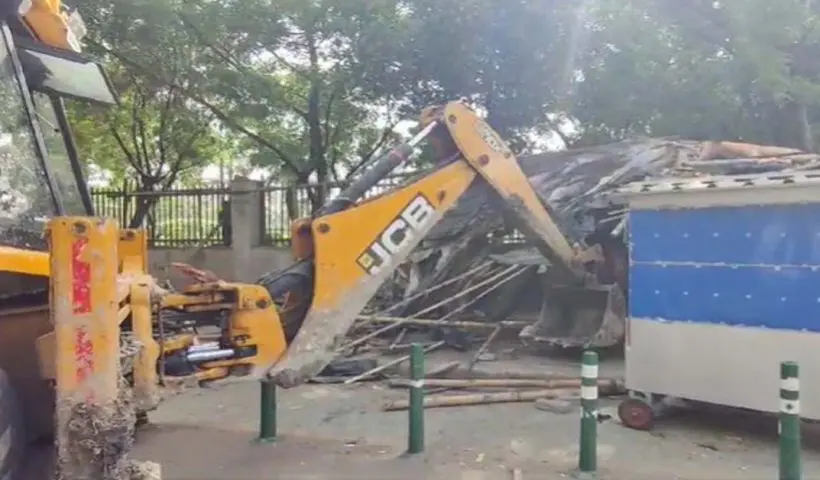 Hawkers Evacuation BY Bulldozers, মমতার নির্দেশই সার, সাতসকালে বুলডোজার দিয়েই চলছে হকার উচ্ছেদ