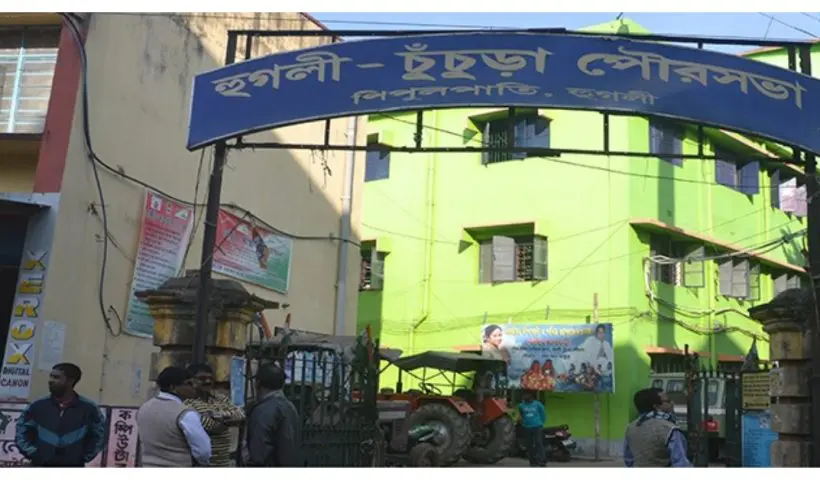 অস্থায়ী কর্মীদের বিক্ষোভে, হুগলি চুঁচুড়া পৌরসভায় বন্ধ জরুরি পরিষেবা