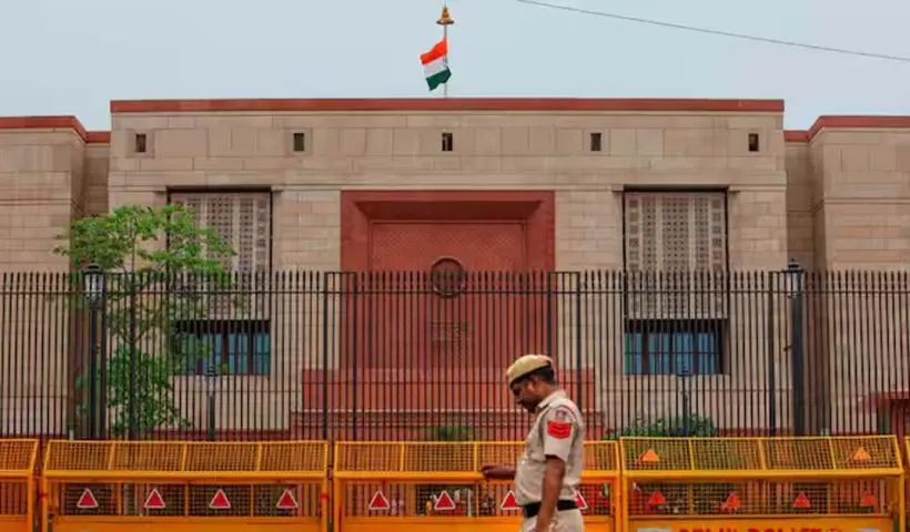 ফের প্রশ্নের মুখে সংসদের নিরাপত্তা, জাল আধার কার্ড সহ আটক বহু