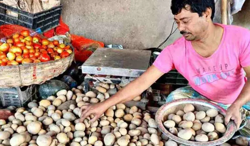 মধ্যবিত্তের পকেটে ছ্যাঁকা দিচ্ছে আলুর দাম! হরেক বাজারে হরেক দর