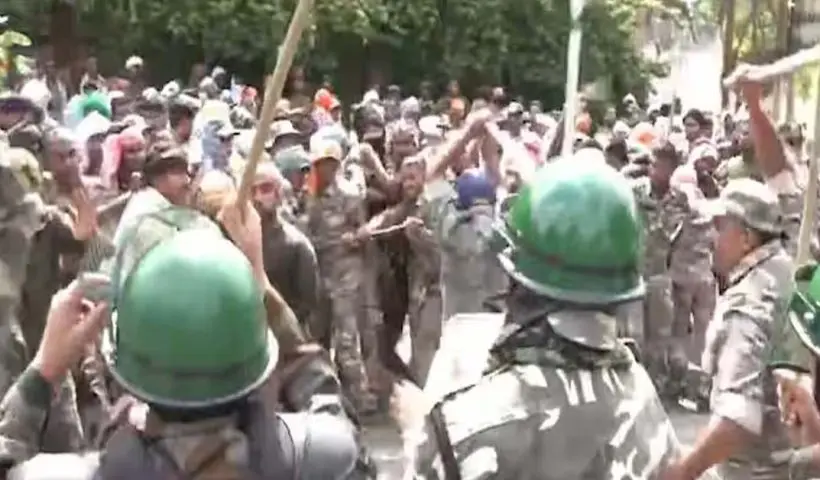 বেতন বৃদ্ধির দাবিতে বিক্ষোভরত পুলিশ কর্মীদেরই ওপর লাঠিচার্জ পুলিশের