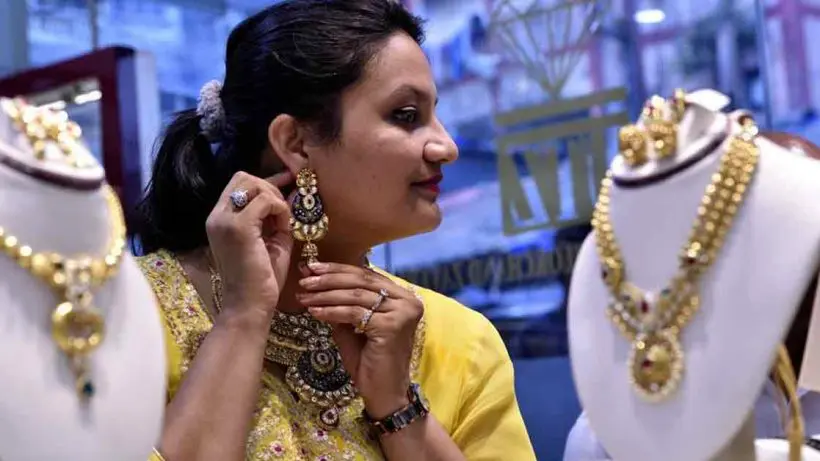 Fresh Price Update: Gold and Silver Both See a Dip on 1 December 2025 in Kolkata