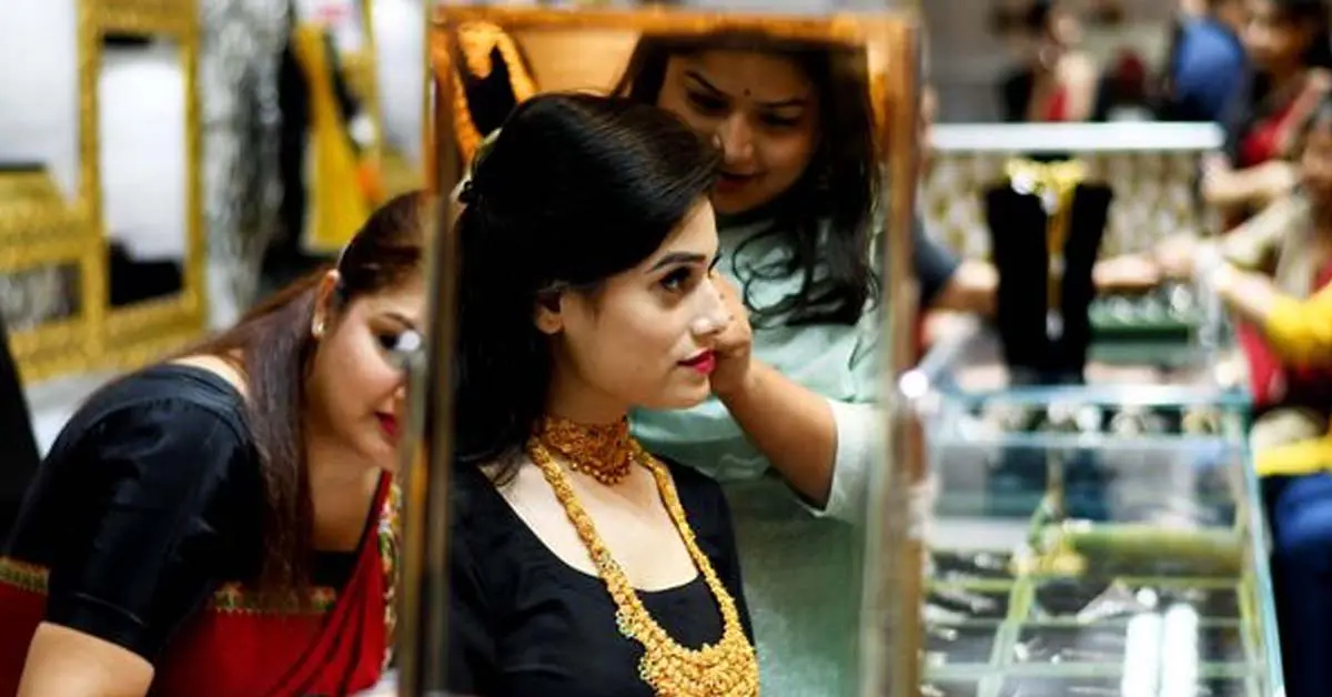 Gold and Silver Prices Drop in Kolkata on September 18, 2025: Gold Down 100, Silver Rates Also Decline
