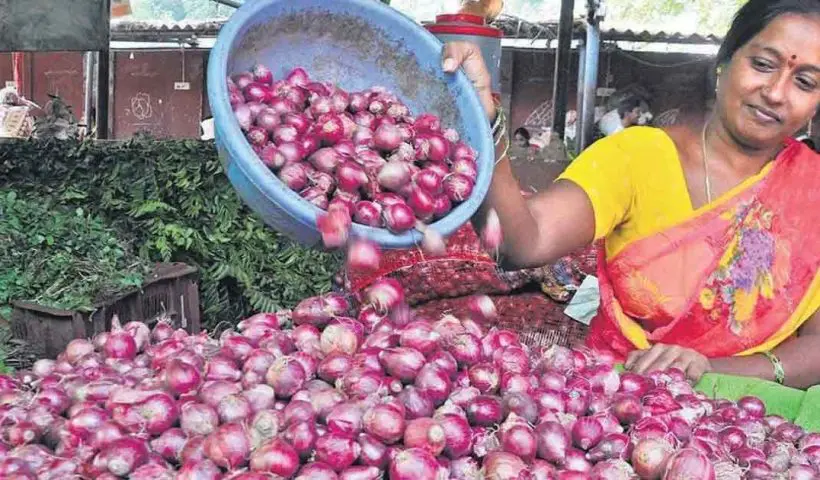 Onion prices have plummeted to just ₹2 per kg in Mahdipur,