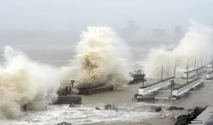 Authorities Sound Alarm as ‘Ditwah’ Accelerates—Coastline Evacuated