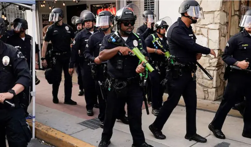 700 US Marines land in LA