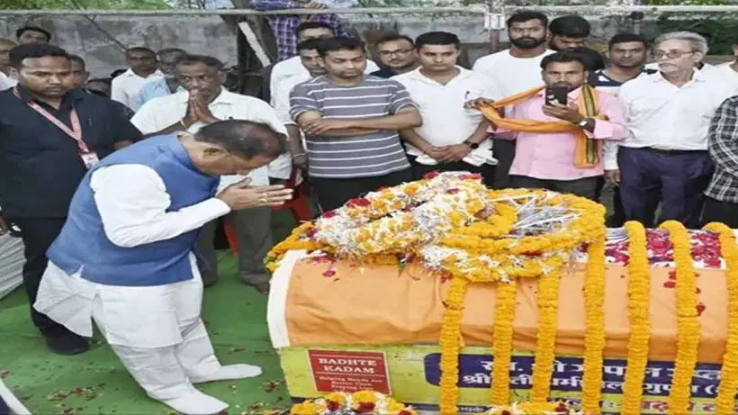 chhattisgarh cm pays tribute