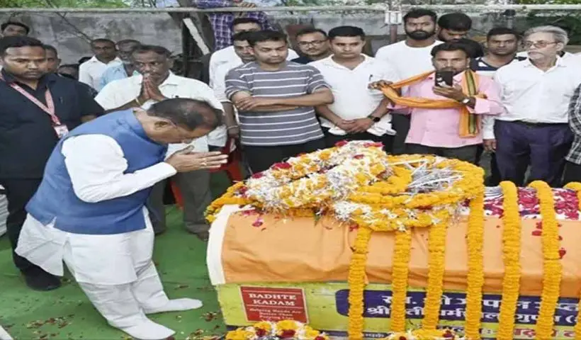 chhattisgarh cm pays tribute