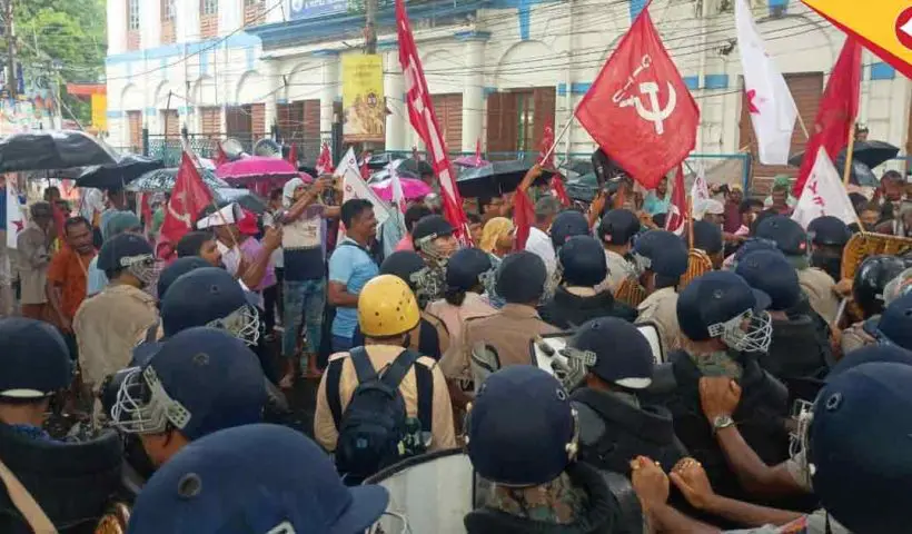 Scuffle between Left supporters and police in Murshidabad while trying to stop a deputation in support of migrant workers