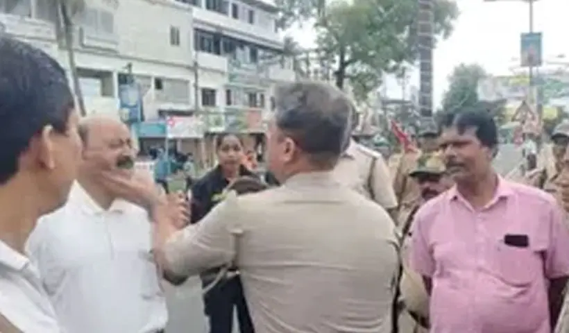 ‘গরম দেখাচ্ছেন?’.. বলেই চড়! পুলিশের হাতে ধৃত সিপিএম নেতা, উত্তপ্ত বংশীহারী