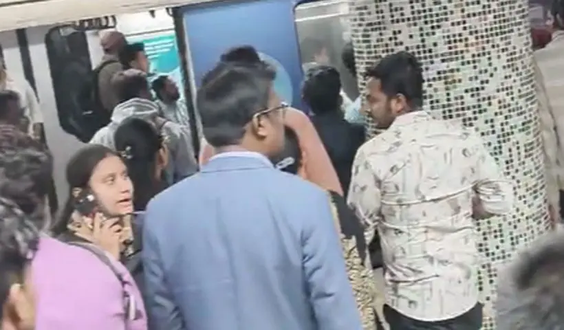 শর্ট সার্কিটে আতঙ্ক পাতালে, চাঁদনি চকে রেকে আগুন, সাময়িক বন্ধ মেট্রো চলাচল