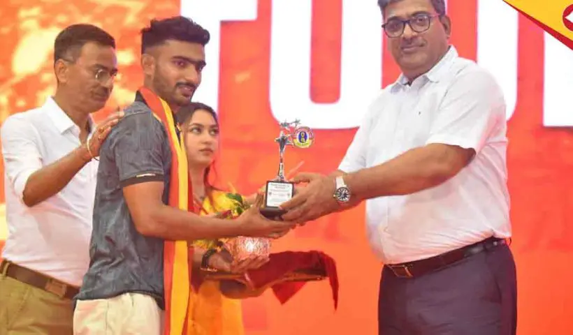 PV Vishnu Honored with Jiban Chakraborty Memorial at East Bengal’s Foundation Day