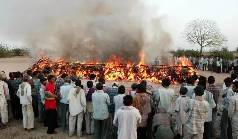 মহিলার মৃতদেহ সৎকারে পুলিশের বাধা, উদ্ধার অর্ধদগ্ধ দেহ!