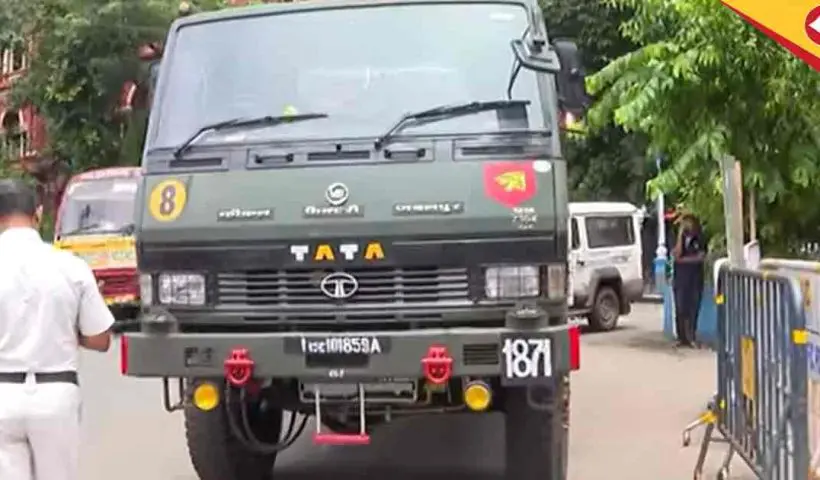 state-centre-showdown-kolkata-police-blocks-army-vehicle-at-writers