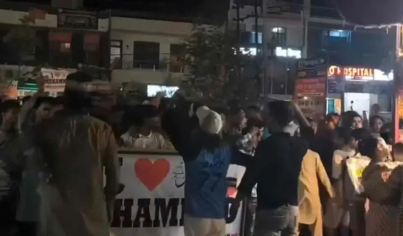 unnao-up-stone-pelting-police-injured-sar-tan-se-juda-slogans-communal-tensions-2025