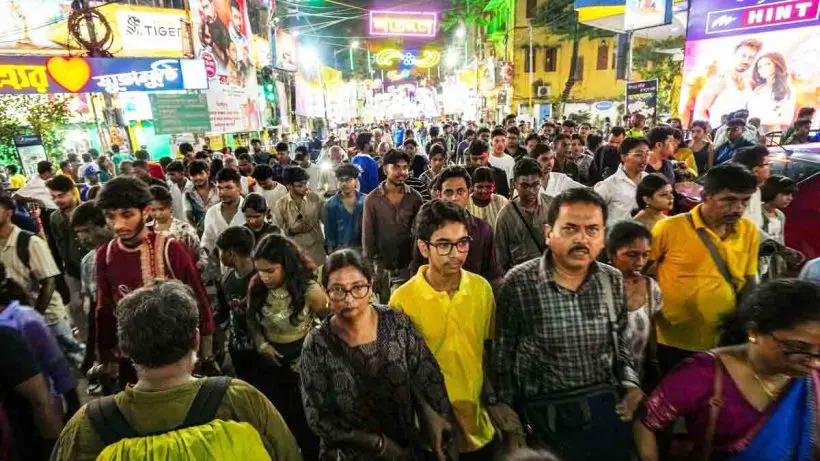 kolkata-durga-puja-ashtami-night-crowds-pandal-hopping-2025