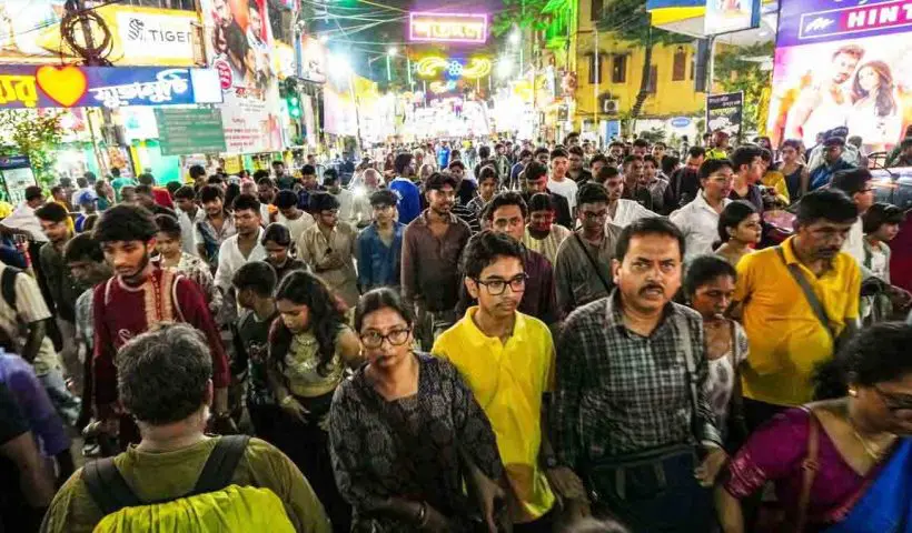 kolkata-durga-puja-ashtami-night-crowds-pandal-hopping-2025
