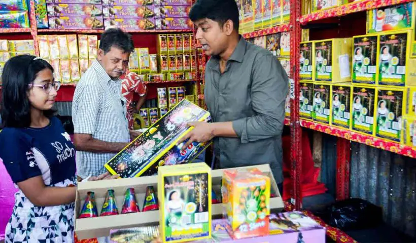 Kolkata’s Kali Puja–Diwali market touches ₹17,000 crore in 2025, a 16% rise from last year, boosting businesses, seasonal jobs, and festive economy.