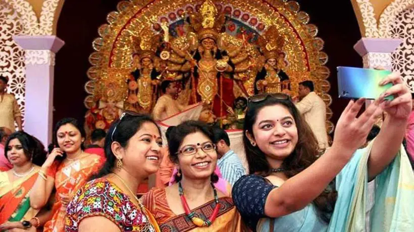 bengal-comes-alive-with-pandal-hopping-as-navami-evening-arrives