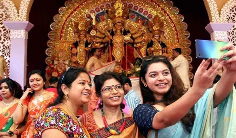bengal-comes-alive-with-pandal-hopping-as-navami-evening-arrives