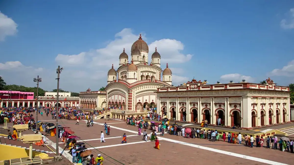 puja-buzz-at-dakshineswar-huge-gathering-of-devotees-in-24-parganas