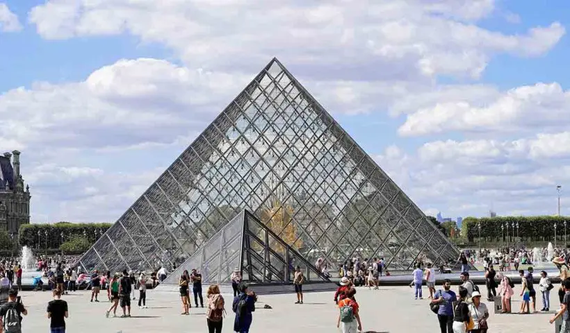 robbery-at-louvre-museum-paris-stolen-jewelry-2025