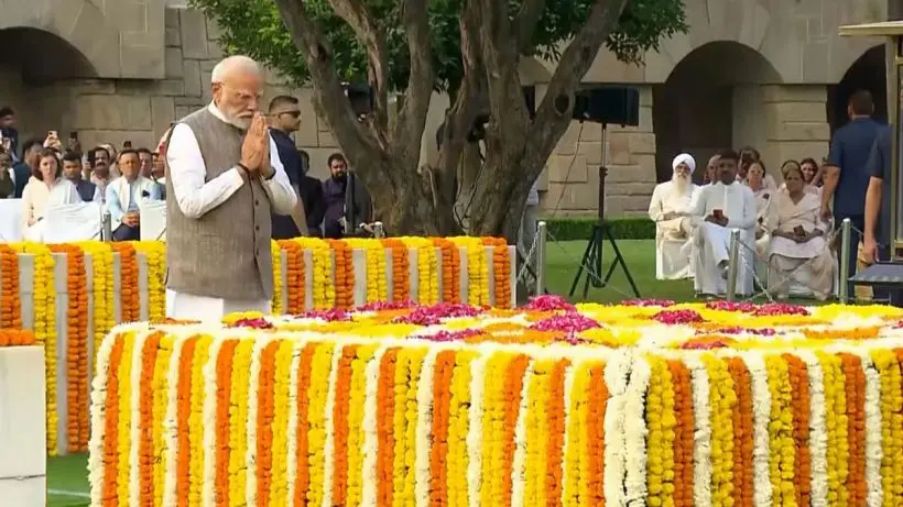 Modi pays tribute to Mahatma Gandhi