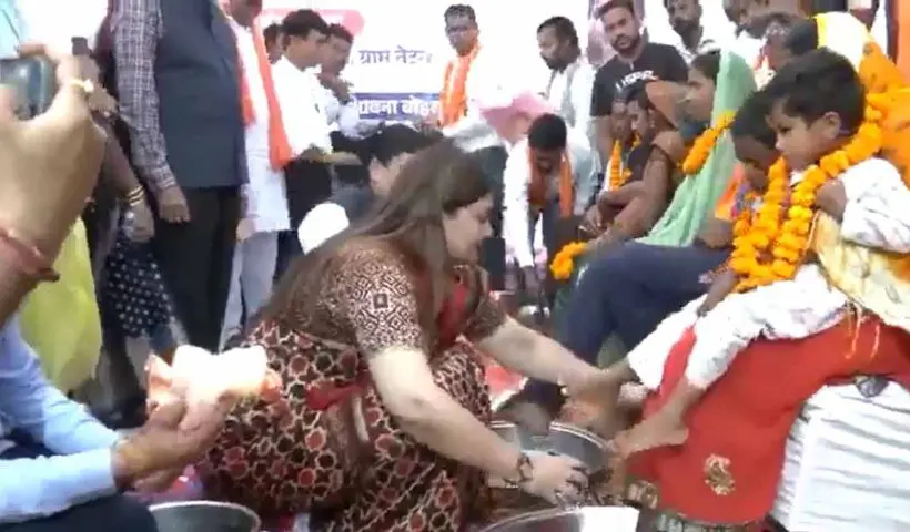 rajasthan-tribals-return-sanatan-dharma-bhawna-bohra-washes-feet