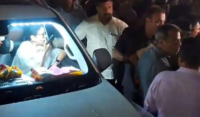 mamata-banerjee-convoy-blocked-barasat-protest-sir-controversy