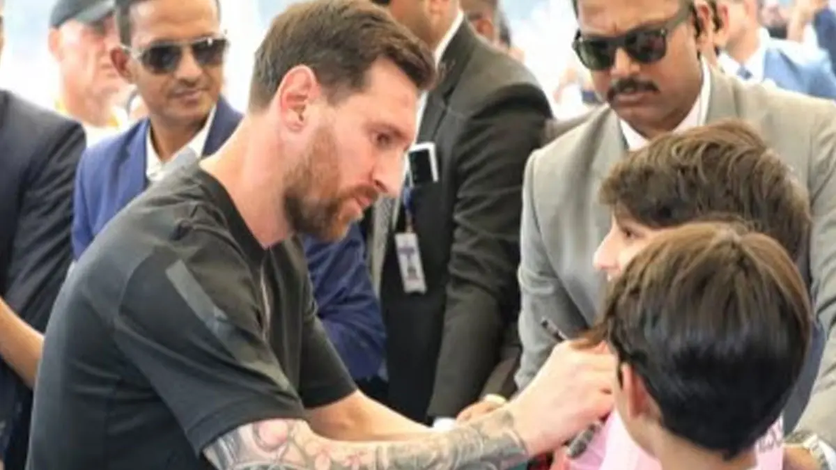 messi-pays-tribute-to-indian-football-fans-in-hyderabad