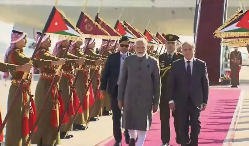 modi-welcomed-at-amman-airport