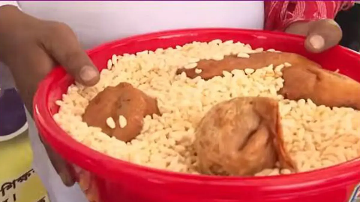 ssc-aspirants-symbolic-act-of-protest-with-snacks-in-hand