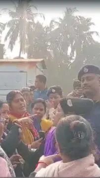 পুলিশের বাধায় কলকাতার উদ্দেশ্যে রওনা দিতে না পেরে বিক্ষোভ আশা কর্মীদের